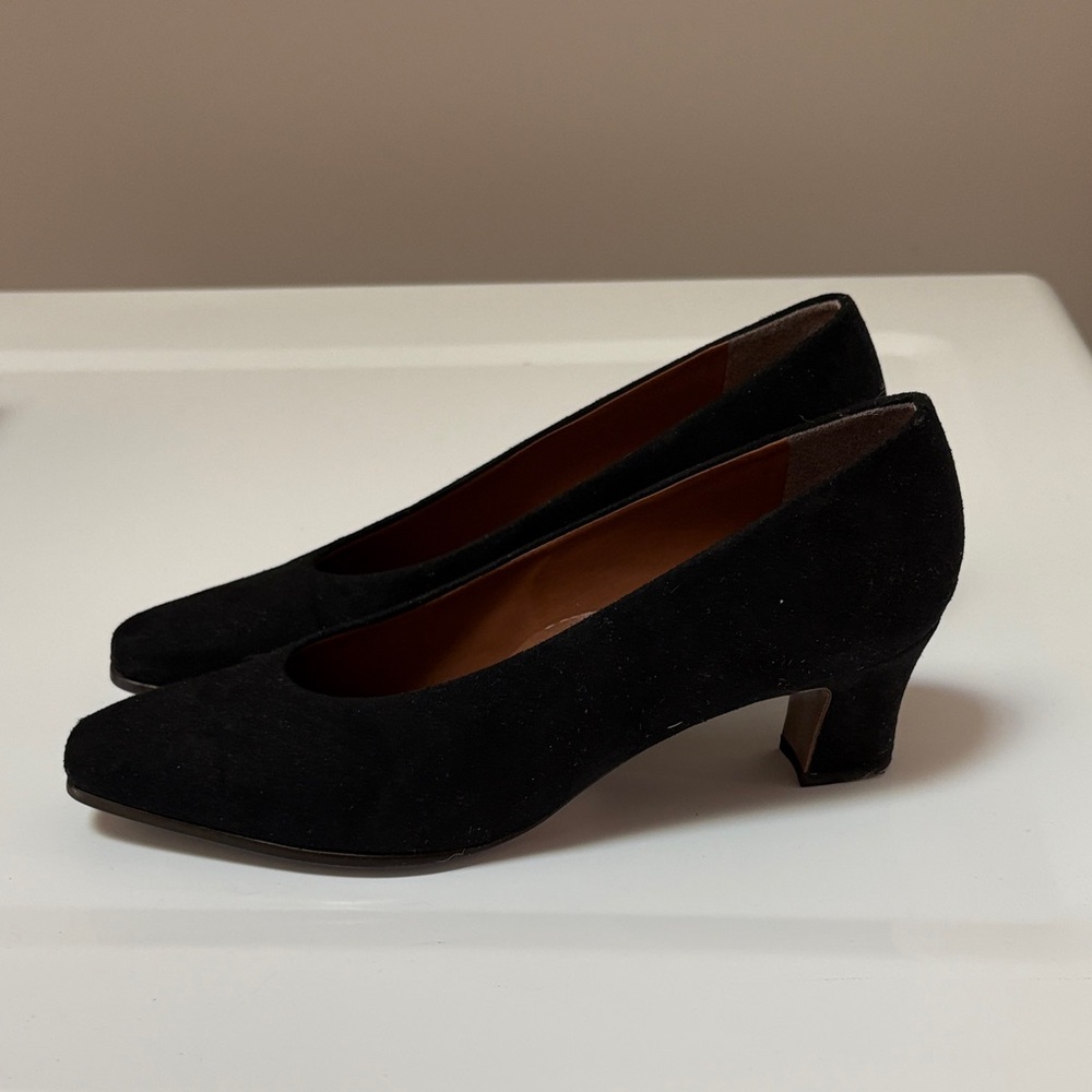 Easy Spirit Elegant Black Heels - Picture 3 of 8